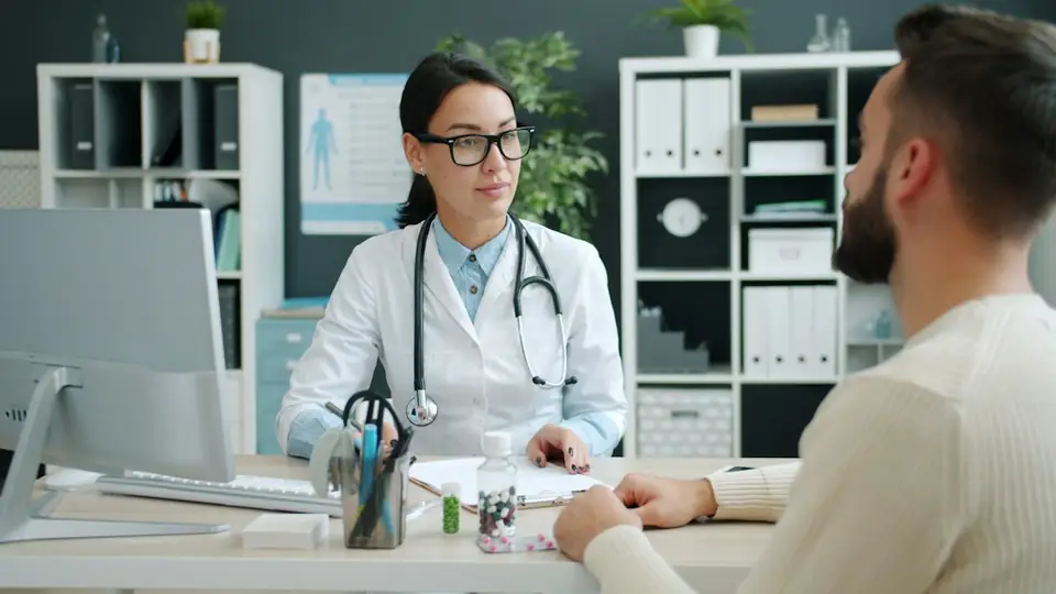 Doctora atendiendo a un paciente en su consultorio
